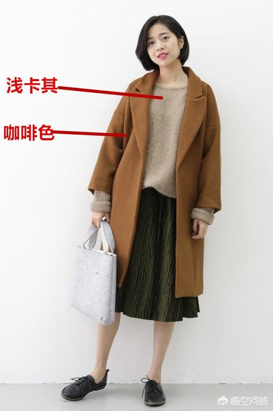 五十岁女人穿卡其色长裙加咖啡色长开衫显老吗