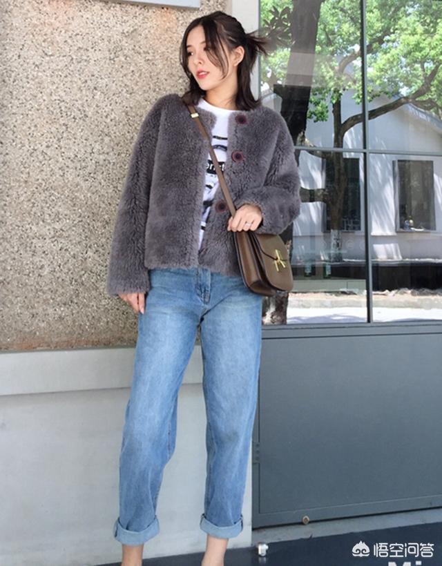 短款灰色皮草下面怎么搭配