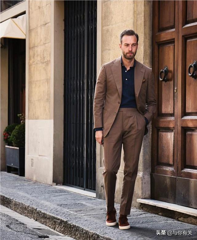 请问西装配vans那样的板鞋合适吗