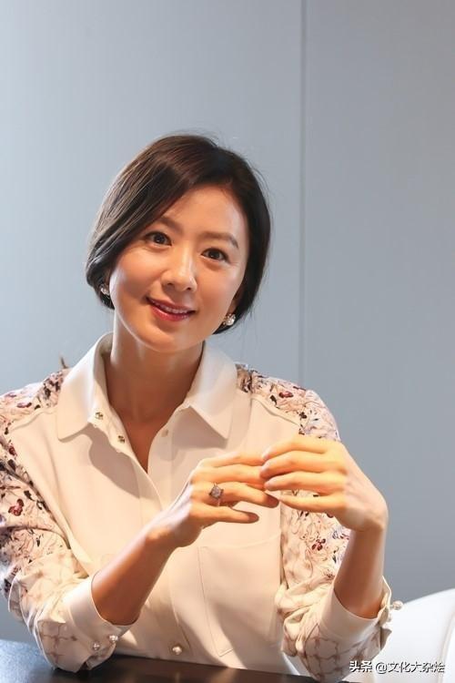 演员金喜爱,黄新惠,许允贞被称为韩国80年代三大美女.