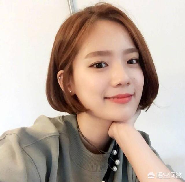 发型对于女生来说是最百搭的,而且还能显脸小(六款适合小圆脸的发型)
