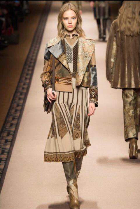 罗马凉鞋很多,有罗马衣服吗,有哪些衣服款式是借鉴罗马风格的呢