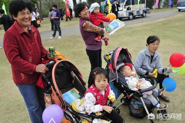 如何看待年轻的妈妈在公共场合给孩子喂奶(如何看待公共场合哺乳行为)