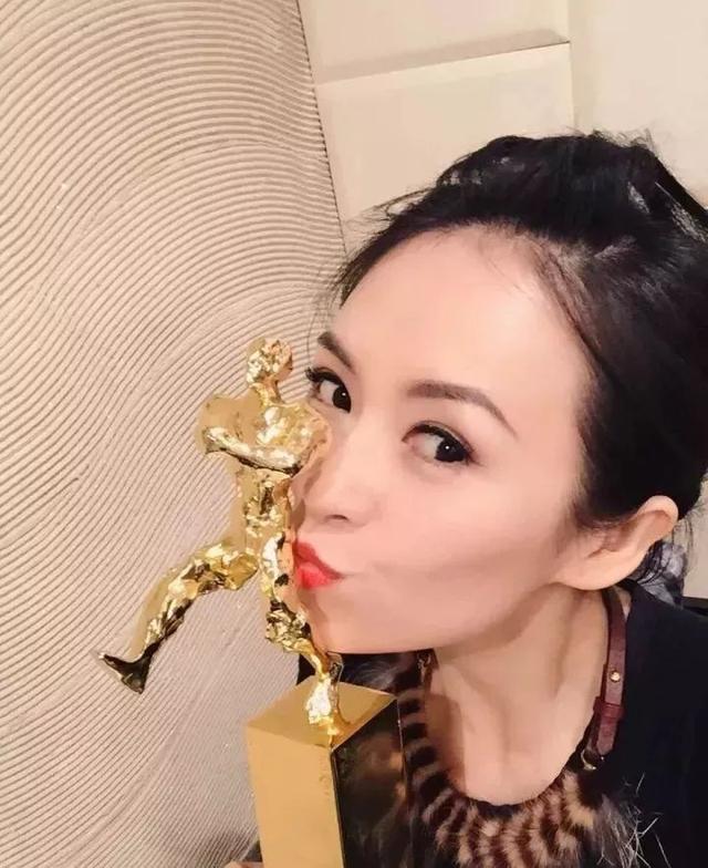 不同于欧美流行的高挑眉,仔细看会发现,通常都是略带有弧度的山形眉.