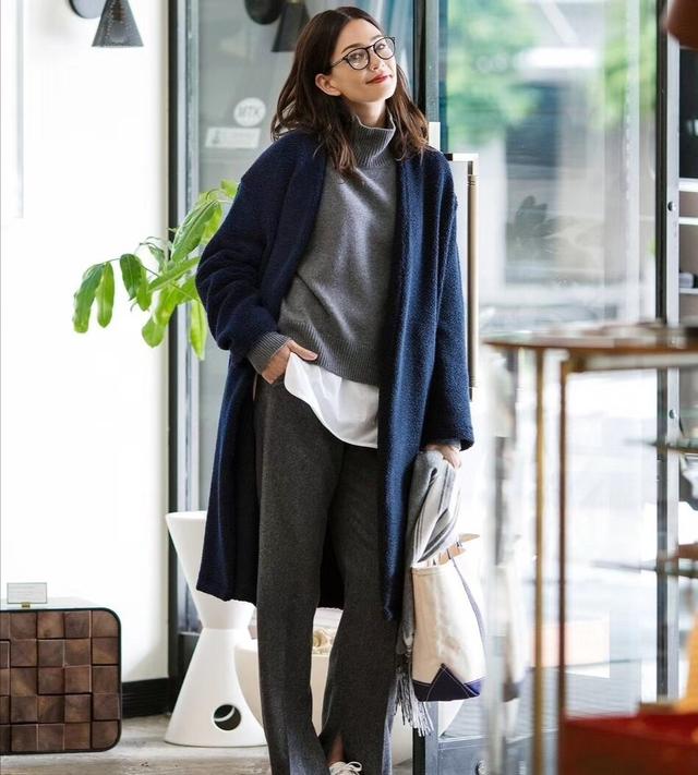 四十多岁的女人不要穿得太鲜艳看看日本模特的穿搭简约又时尚