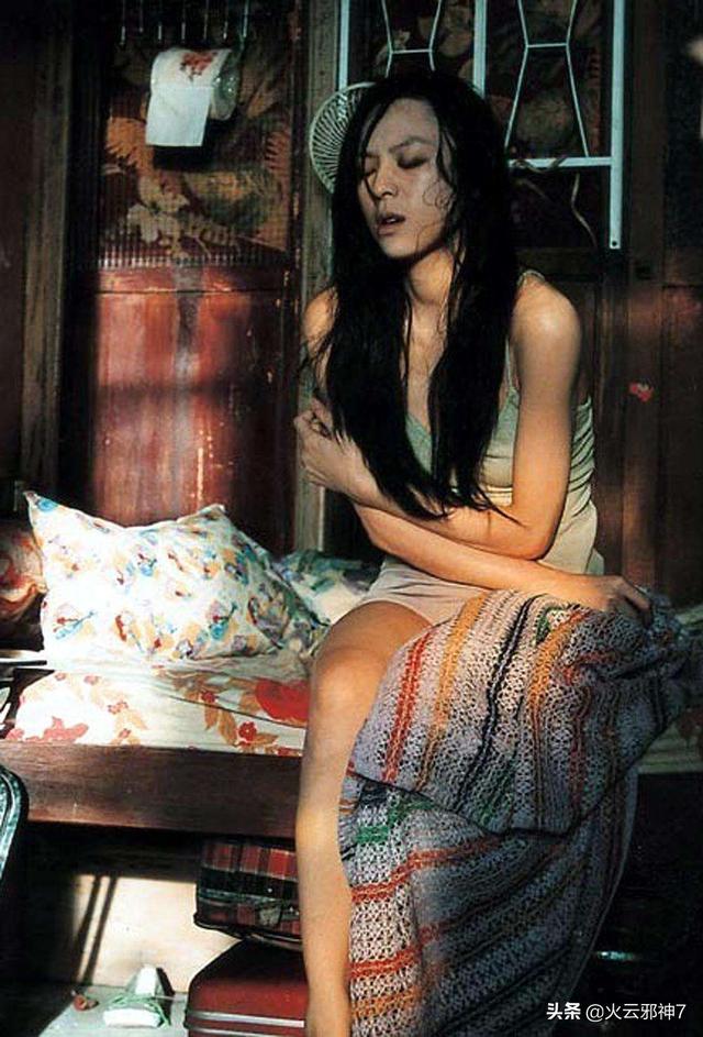 既狠且贱,在外只能摇尾乞怜,关起门来却是骄其妻女,耀武扬威,表里不一