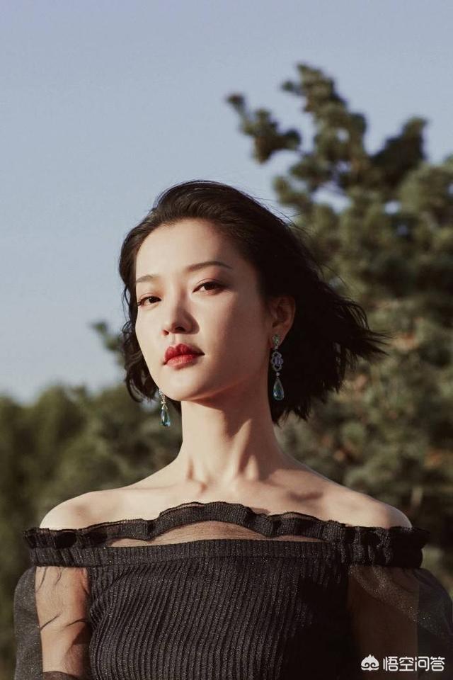 而杜鹃现在的发展重心已经放在影视圈了,虽然杜鹃不是专业的演员,但是