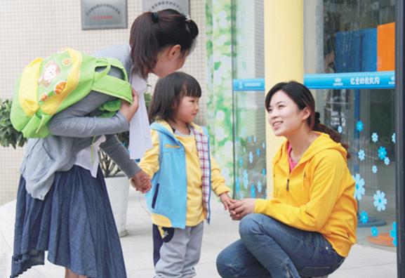 幼儿园为了让刚入园的孩子适应连上10天课的做法对吗