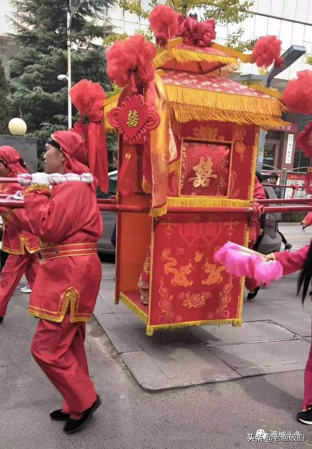 轿子的使用从民间的二抬到四抬,八抬的形式呈几何型平均计算的,直至