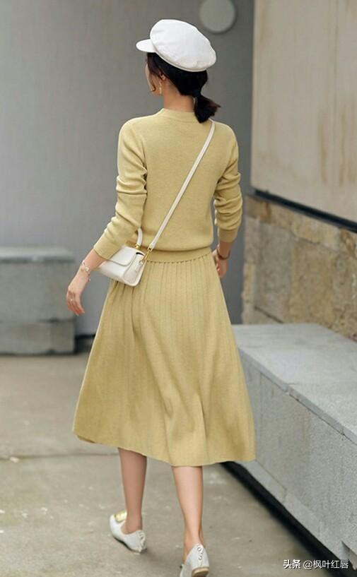 酒红色长款针织裙搭配什么样的外套或者是马甲