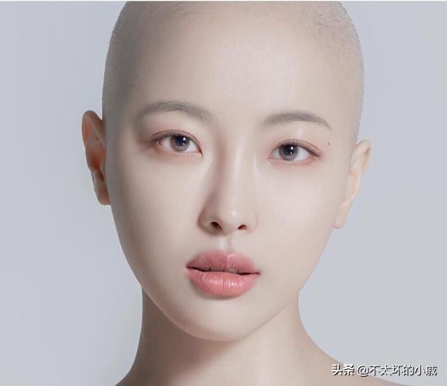 剃光头的女生如何不会突兀地吓到别人