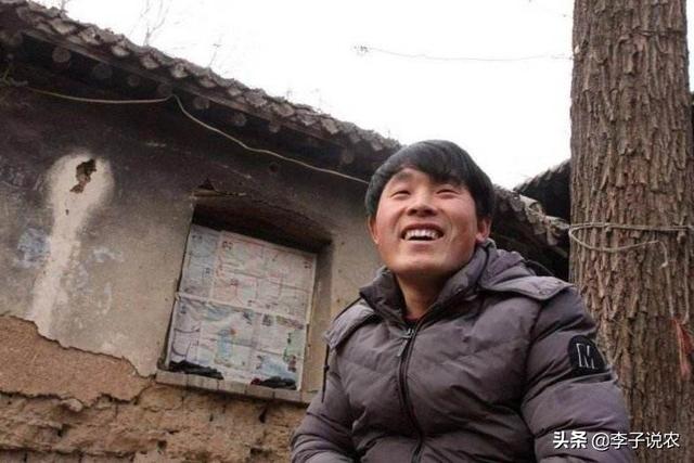 农村里的傻子,被人称为"树先生".