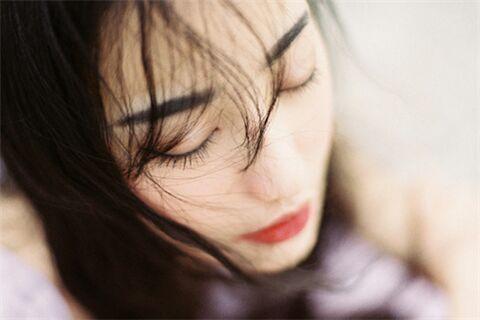 该怎么挽回一个男人:能挽回男人的永远不是卑微纠缠,教你3招让他主动