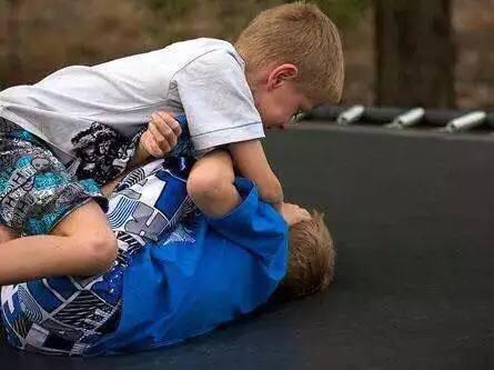 上幼儿园的宝宝从打人到被打,应该如何正确的引导他呢