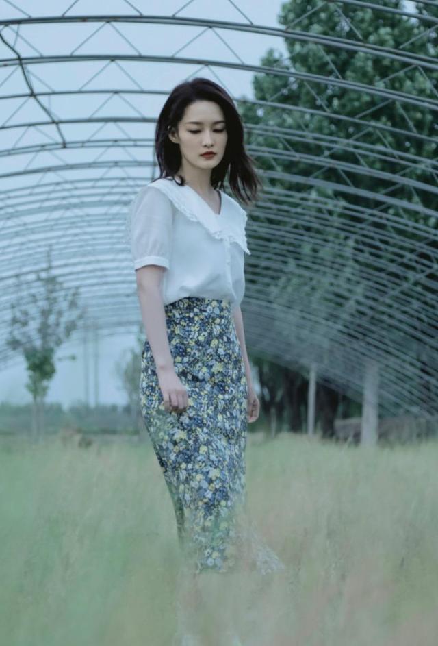 "时髦精"李沁太会穿,花领衬衫配碎花裙,气质清新好淑女