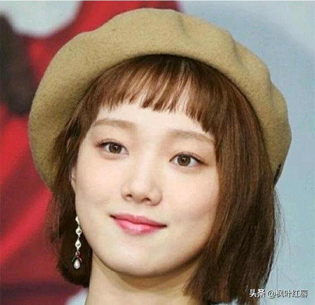 额头短的长发女生,可以把刘海侧向一边,让刘海的发根立起来.