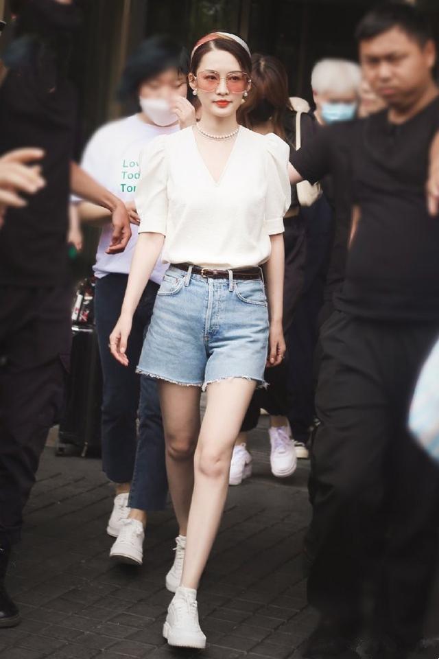 李沁走机场,穿黑色衬衫搭牛仔裤短裤,扎起头发可可爱爱