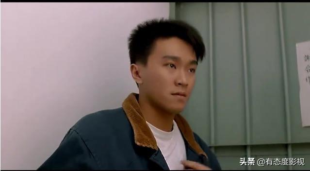 要说星爷那个画面最经典,那肯定是星爷在1988年出演的《霹雳先锋》中