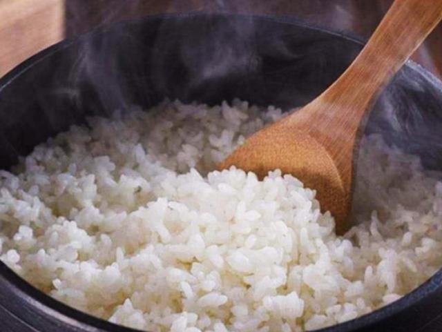 电饭锅蒸米饭为什么老是会有锅巴,很硬