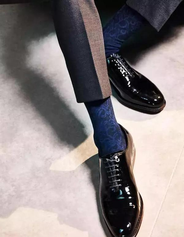 中年男人都穿什么皮鞋配什么袜子呢