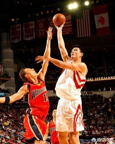 26,篮下脚步灵活,中投稳定.身高2.26的姚明(真实身高2.